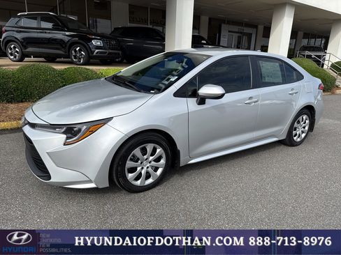 Used 2025 Toyota Corolla LE FWD image 1