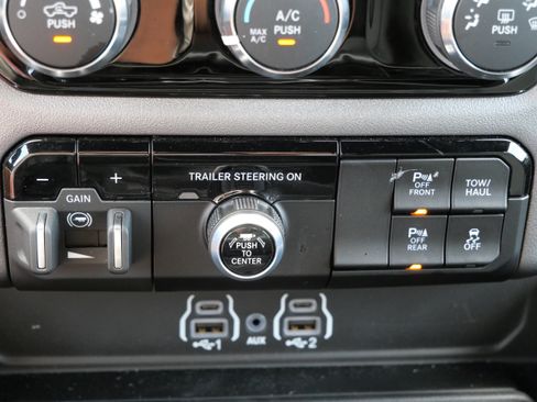 Used 2025 RAM 1500 Big Horn AWD/4WD image 31