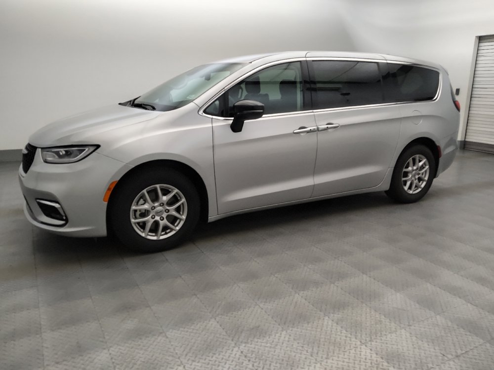 Used 2024 Chrysler Pacifica Touring-L FWD image 2