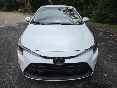 Used 2025 Toyota Corolla LE FWD image 2