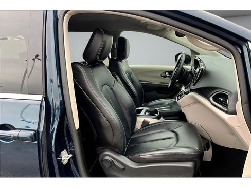 Used 2024 Chrysler Pacifica Touring-L image 8