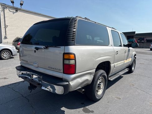 Used 2005 Chevrolet Suburban 2500 LT w/ Preferred Equipment Group AWD/4WD image 6