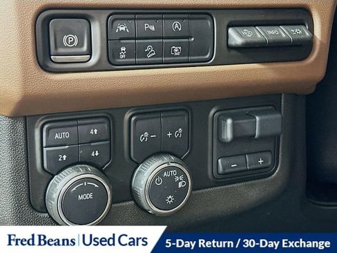 Used 2024 Chevrolet Suburban High Country w/ Premium Package image 12