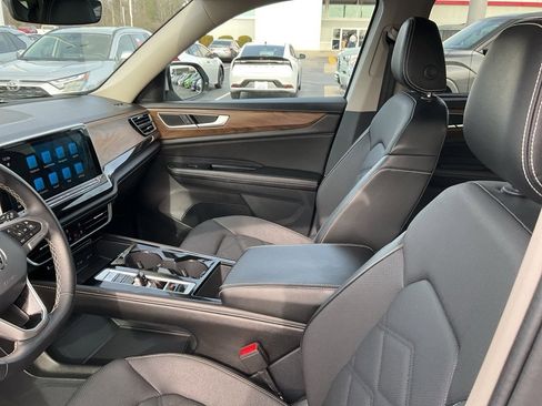 Used 2024 Volkswagen Atlas SE image 2