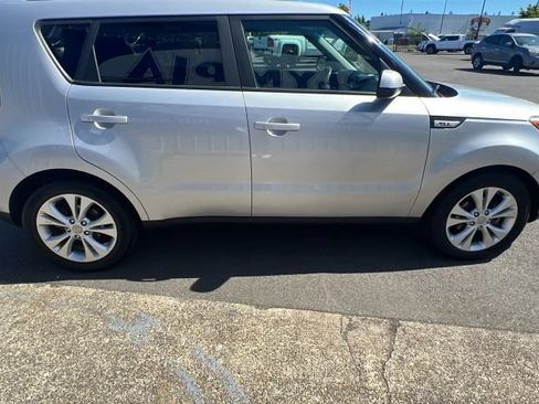 Used 2016 Kia Soul + FWD image 4