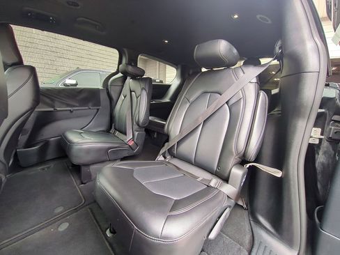 Used 2025 Chrysler Pacifica Select image 27