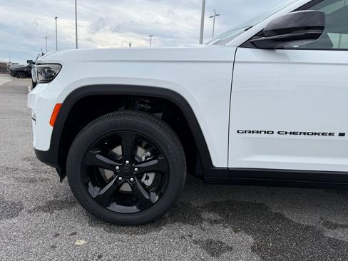 New 2025 Jeep Grand Cherokee Altitude image 27