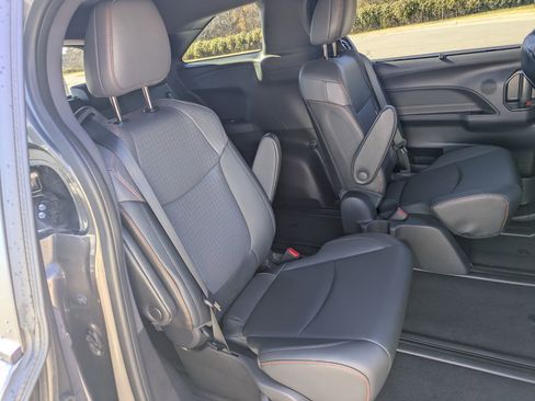 Used 2022 Toyota Sienna XSE image 28