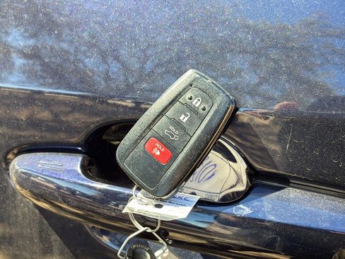 Used 2022 Toyota RAV4 XLE Premium image 43