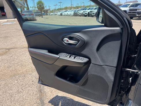 Used 2019 Jeep Cherokee Trailhawk w/ Cold Weather Group AWD/4WD image 13