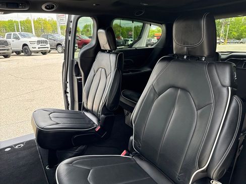 Used 2023 Chrysler Pacifica Limited w/ S Appearance Package FWD image 36