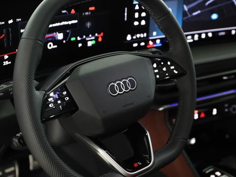 Certified 2025 Audi SQ5 Prestige image 16
