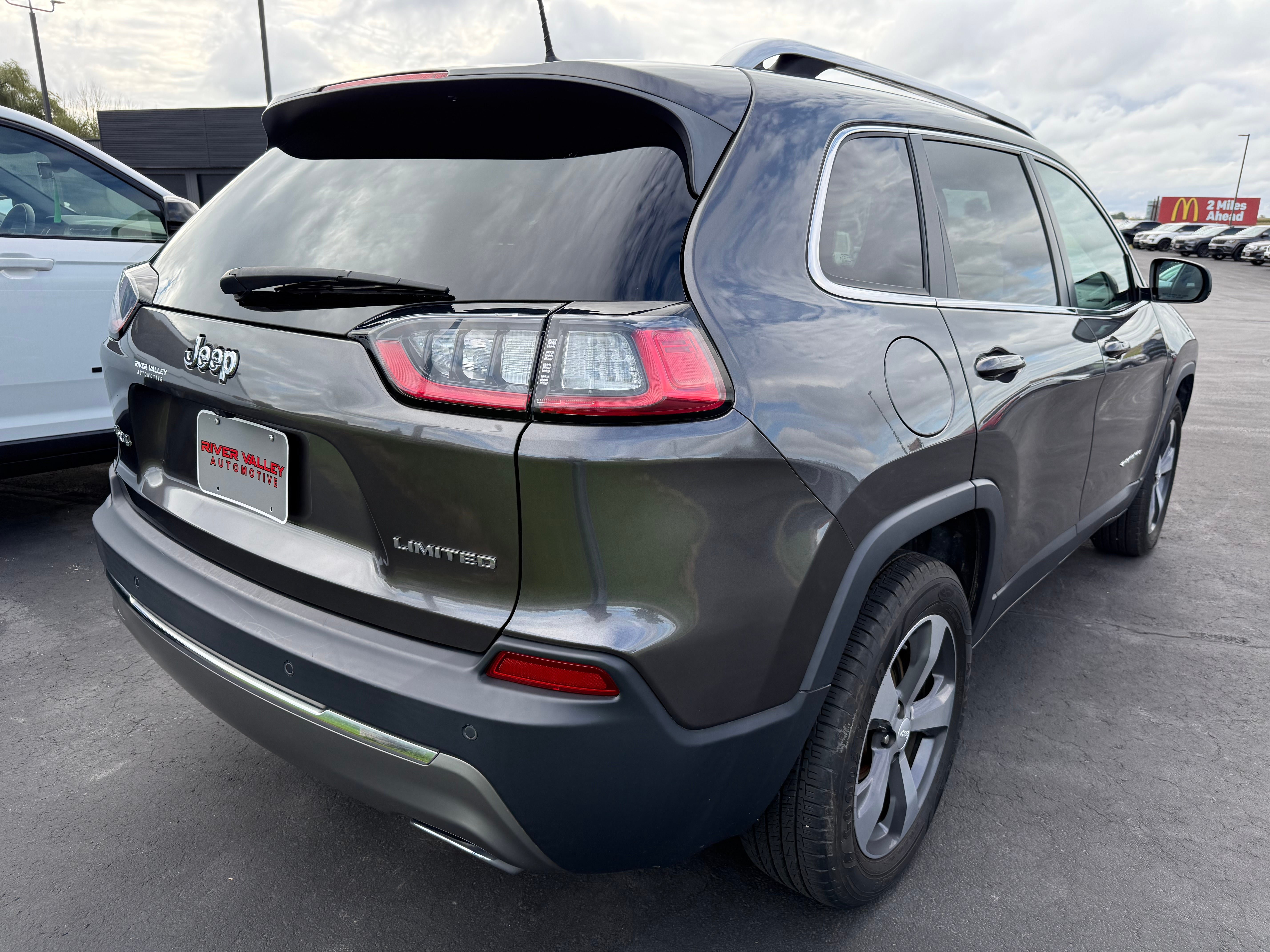 Used 2019 Jeep Cherokee Limited AWD/4WD image 3