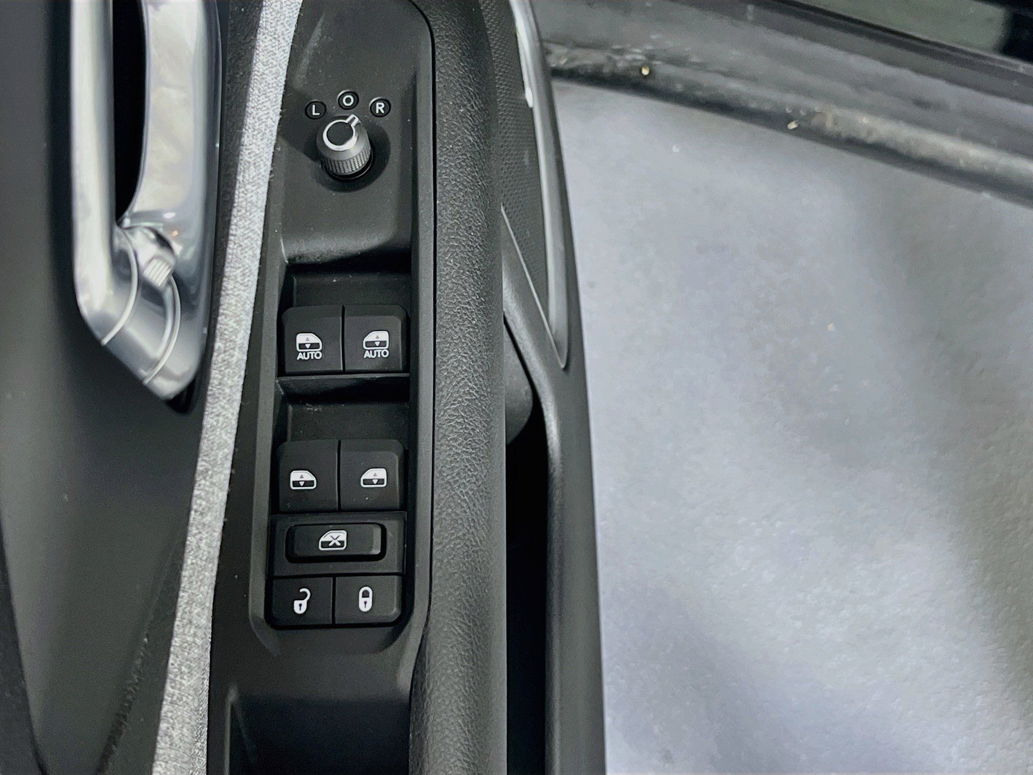 Used 2023 Jeep Compass Latitude w/ Sun and Sound Group AWD/4WD image 17