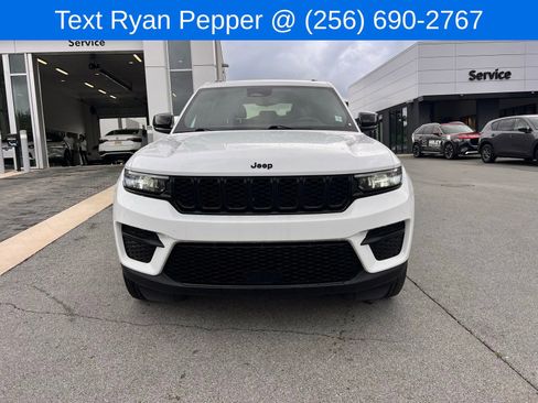 Used 2024 Jeep Grand Cherokee Altitude RWD image 2