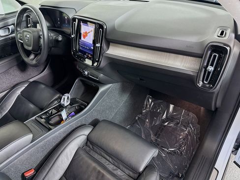 Used 2023 Volvo XC40 B5 Plus image 30