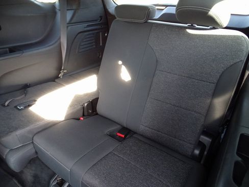 Used 2025 Chevrolet Traverse LT image 9