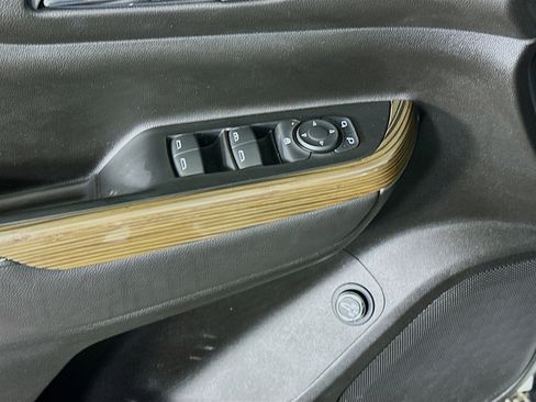 Used 2023 GMC Acadia SLE w/ Driver Convenience Package image 15