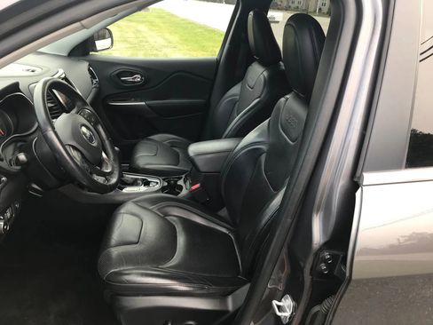 Used 2019 Jeep Cherokee Limited w/ Technology Group image 2