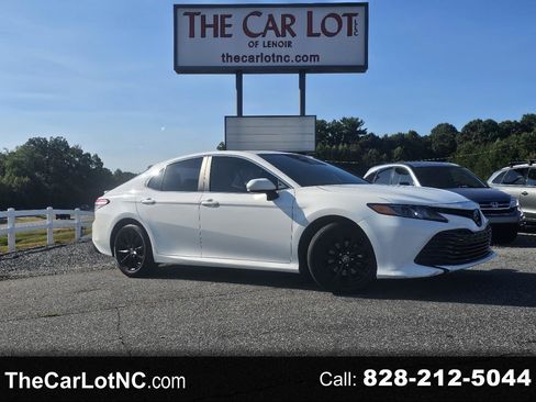 Used 2020 Toyota Camry LE image 1