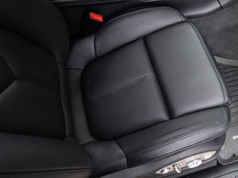 Certified 2025 Porsche Macan AWD/4WD image 44