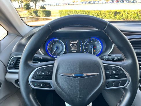 Used 2018 Chrysler Pacifica Touring-L image 19