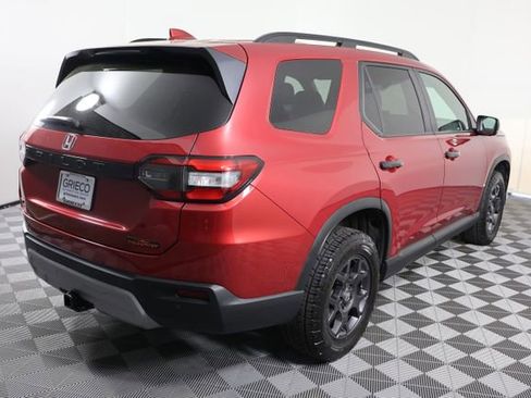 Used 2025 Honda Pilot TrailSport image 8