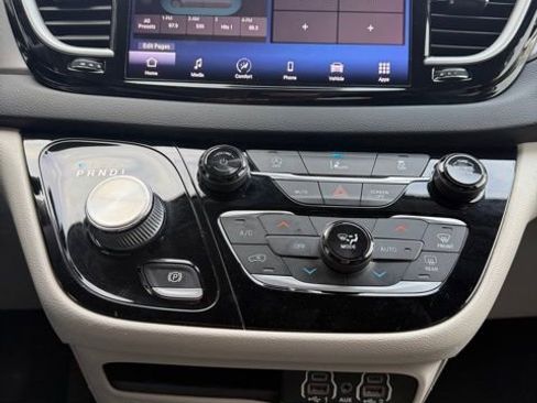 Used 2022 Chrysler Pacifica Touring-L FWD image 26
