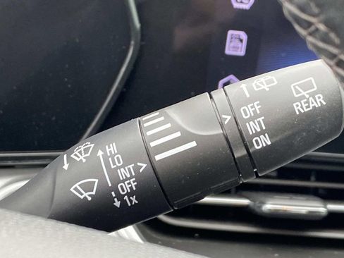 Used 2024 Chevrolet Trax LT w/ Sunroof Package image 21