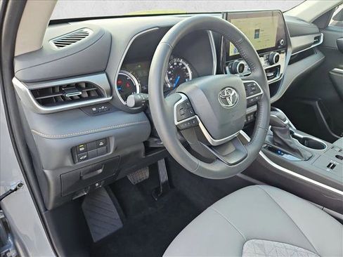 Used 2023 Toyota Highlander Bronze Edition image 10