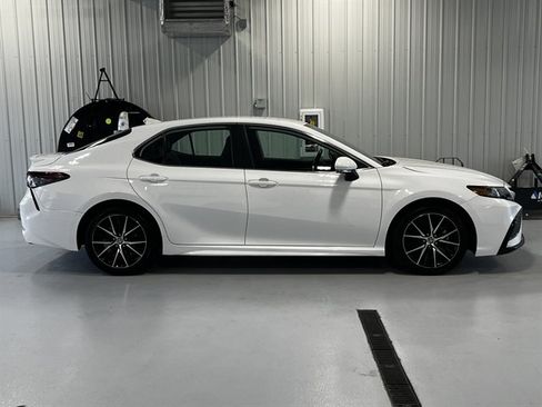 Used 2024 Toyota Camry SE image 2
