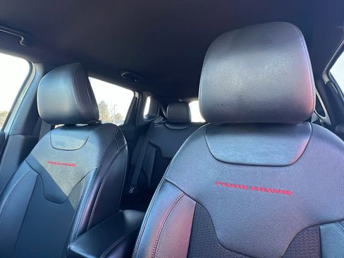 Used 2023 Jeep Compass Trailhawk image 11