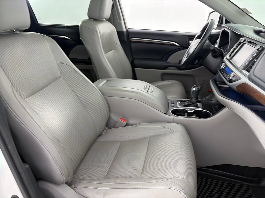 Used 2015 Toyota Highlander Limited Platinum AWD/4WD image 32