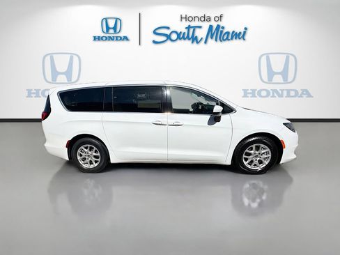 Used 2023 Chrysler Voyager LX FWD image 8