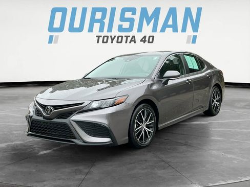 Used 2024 Toyota Camry SE image 3