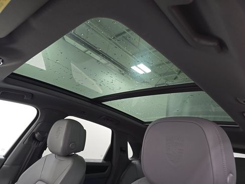 Used 2023 Porsche Cayenne AWD/4WD image 6