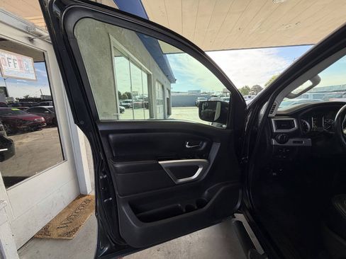 Used 2017 Nissan Titan PRO-4X AWD/4WD image 11