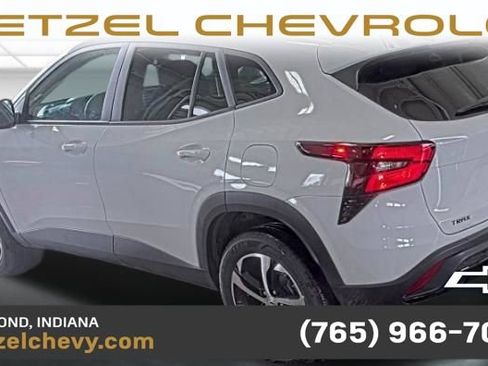 Used 2024 Chevrolet Trax RS FWD image 2