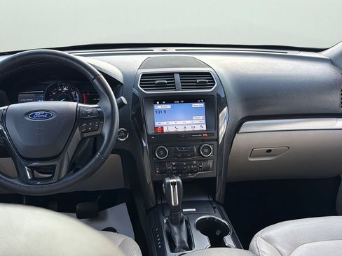 Used 2018 Ford Explorer XLT w/ Equipment Group 202A FWD image 21