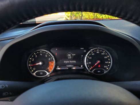 Used 2018 Jeep Renegade Limited w/ UConnect 8.4 Nav Group FWD image 32