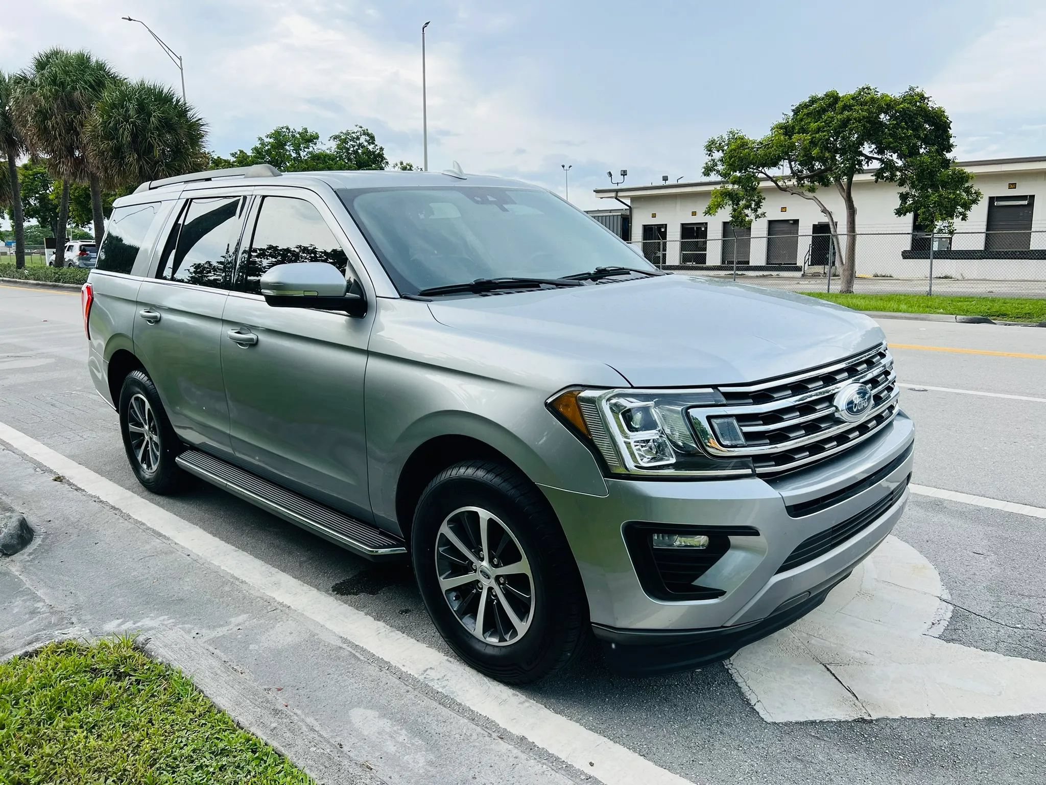 Used 2020 Ford Expedition XLT w/ Equipment Group 202A RWD image 7