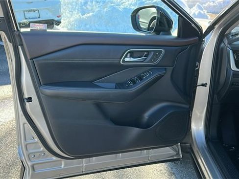 Used 2023 Nissan Rogue Platinum image 8