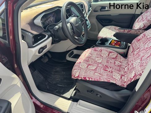 Used 2023 Chrysler Pacifica Touring-L FWD image 9