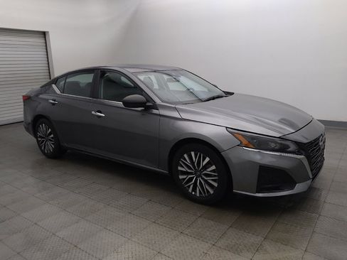 Used 2025 Nissan Altima 2.5 SV FWD image 11