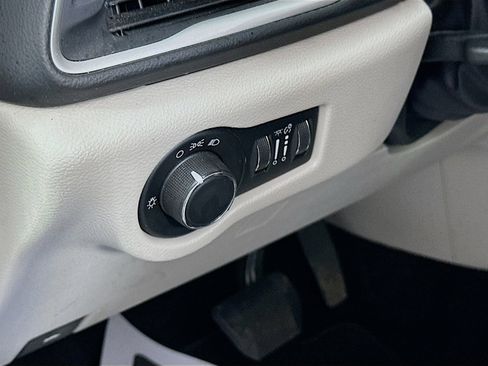 Used 2018 Chrysler Pacifica LX FWD image 10