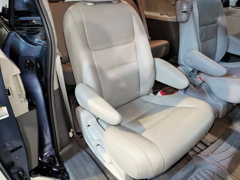 Used 2017 Toyota Sienna FWD image 24