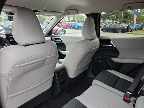 New 2026 Mitsubishi Outlander SE image 15