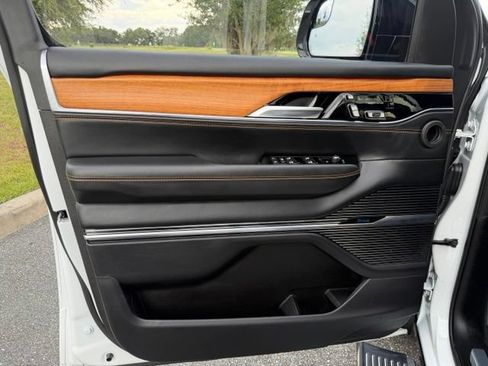Used 2024 Jeep Grand Wagoneer Series III AWD/4WD image 16