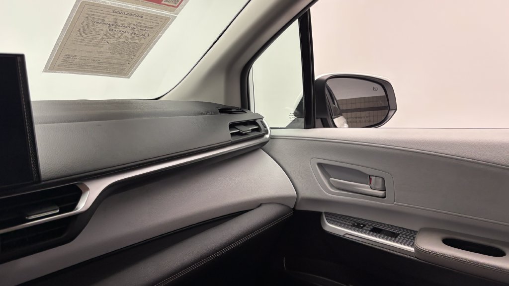 Used 2025 Toyota Sienna LE FWD image 28