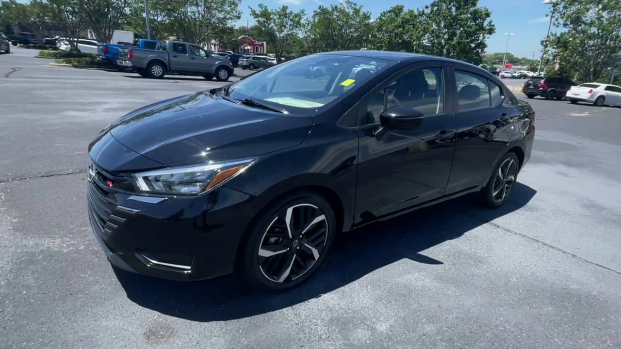 Used 2024 Nissan Versa SR FWD image 4